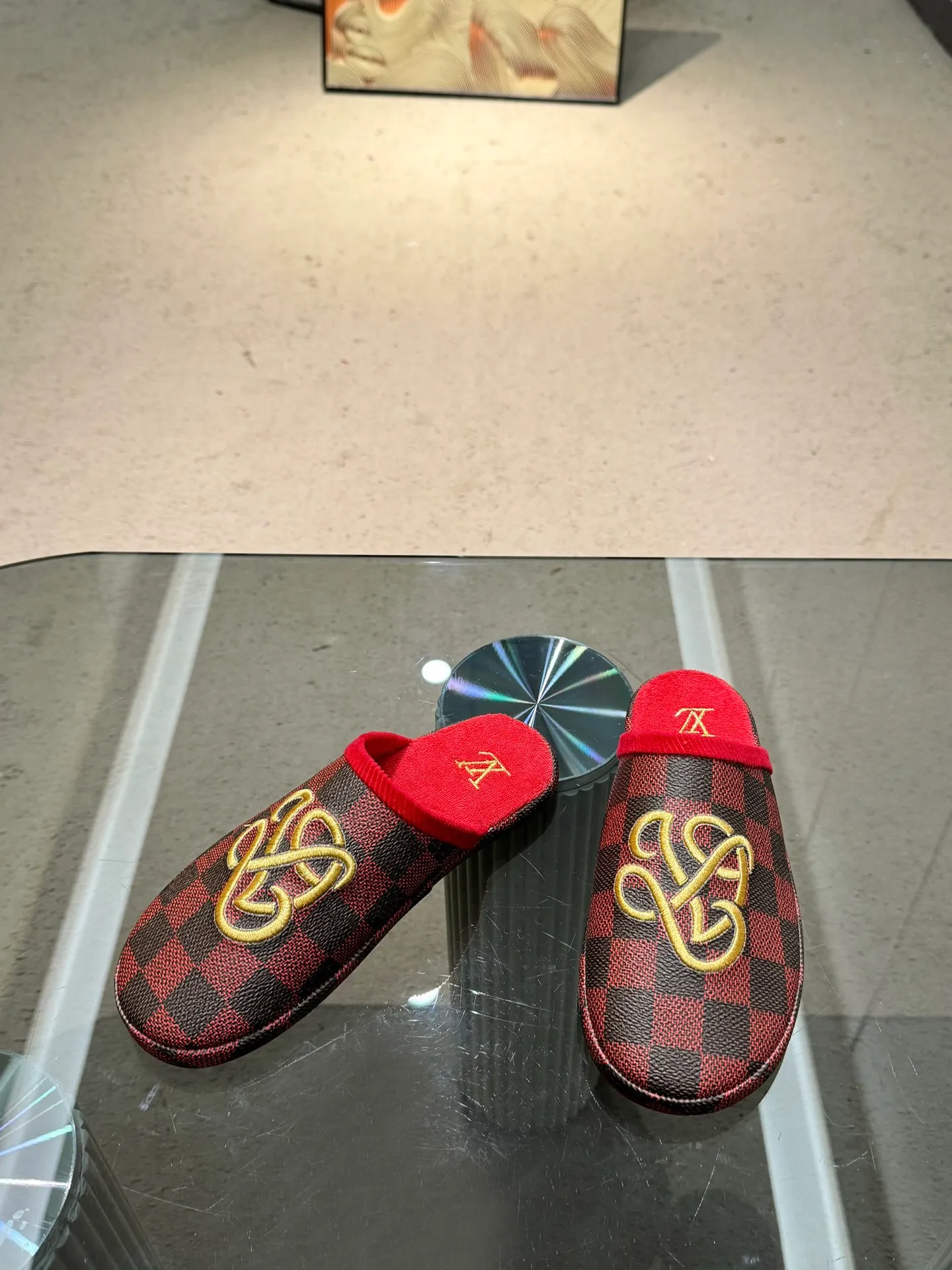 👟👟Ex-factory price 320👟👟 The 2024 couple’s counter features the latest hard goods of LV and Loewe co-branded slippers🆕 ✿Purchase level! Full of high-end feel! A popular model among bloggers at home and abroad, it’s retro and fashionable and looks amazing on your feet! Official website main recommendation code number 35-46